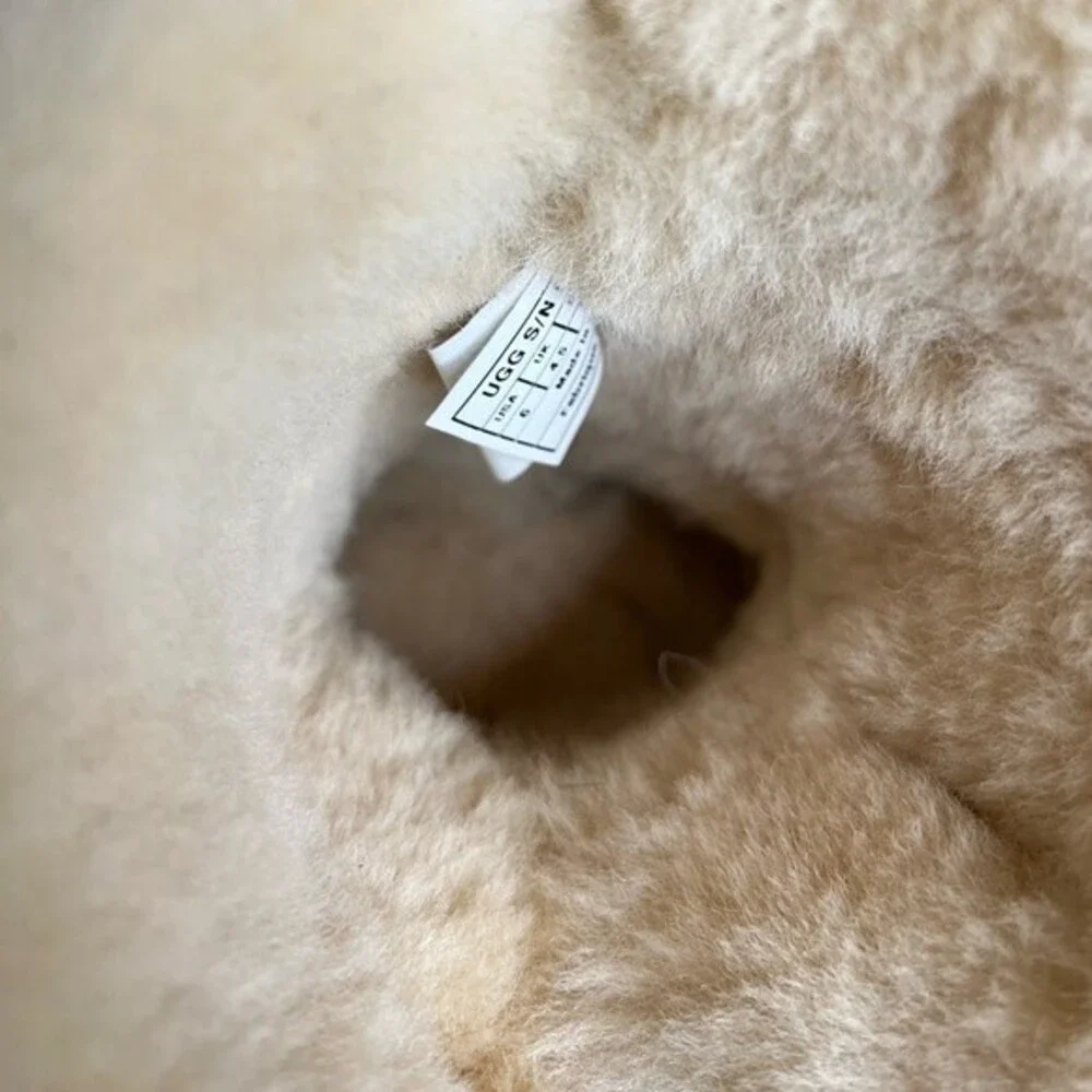 UGG Bailey Button II  Size 6
